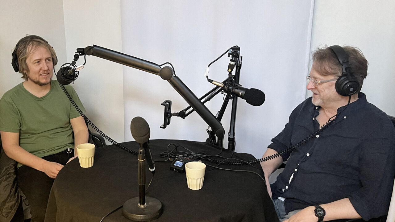 Johannes Hallbom och Dan Josefsson i poddstudion.