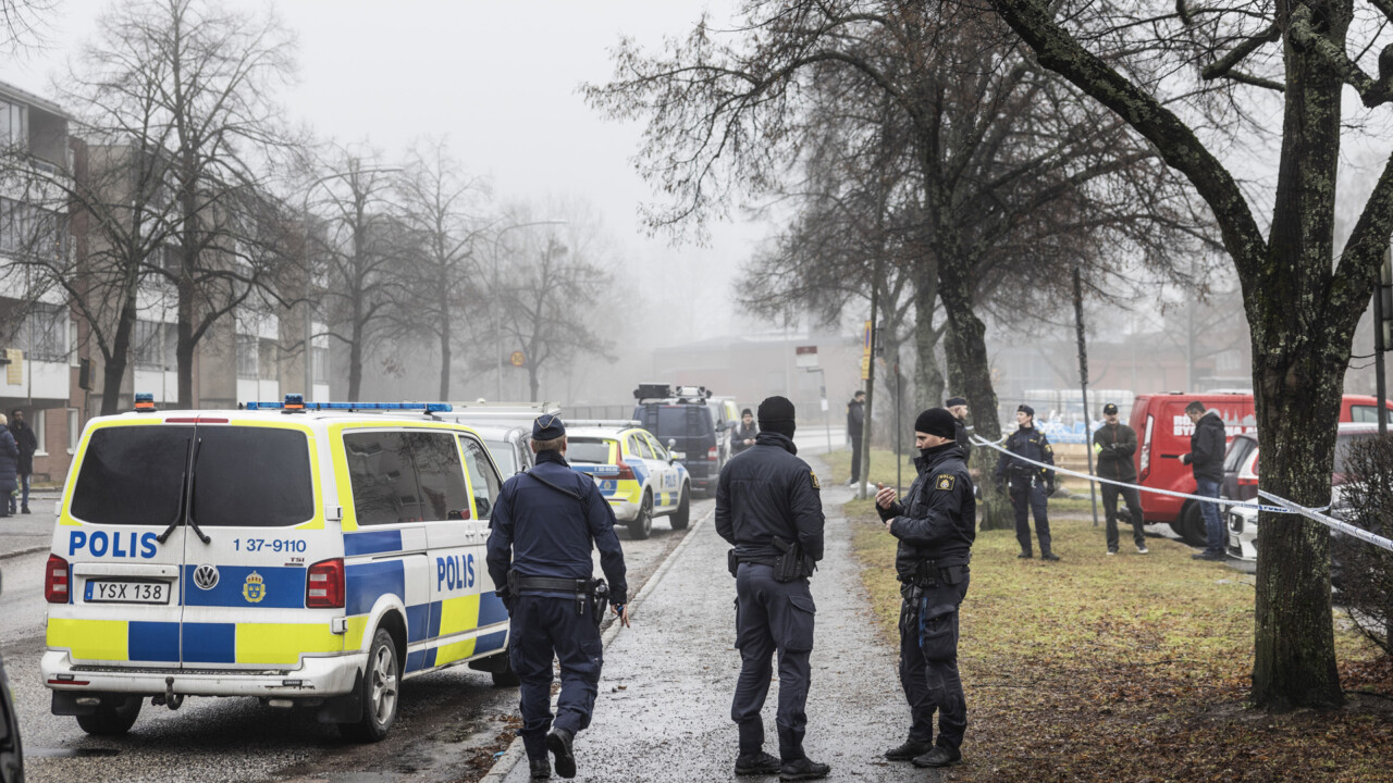 Ett stort antal poliser var på plats vid en av vinterns många gängrelaterade våldsdåd: här en sprängning i Bagarmossen i södra Stockholm, 28 januari.