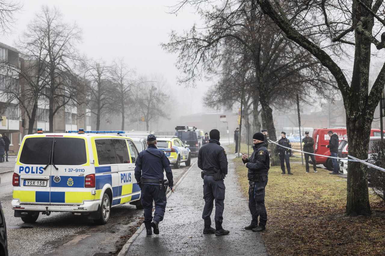 Ett stort antal poliser var på plats vid en av vinterns många gängrelaterade våldsdåd: här en sprängning i Bagarmossen i södra Stockholm, 28 januari.