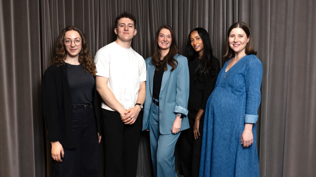 Teamet på IN/LAB:Molly Grönlund Müller (Community Researcher), Esam Touma (Content & Community Specialist), Louise Barkenäs (tf Head of lab), Belenn Bekele (Program Manager), och Agnes Stenbom (grundare).