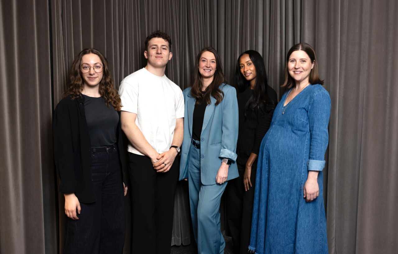 Teamet på IN/LAB:Molly Grönlund Müller (Community Researcher), Esam Touma (Content & Community Specialist), Louise Barkenäs (tf Head of lab), Belenn Bekele (Program Manager), och Agnes Stenbom (grundare).