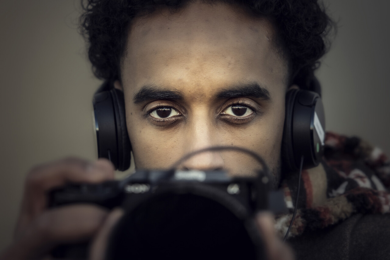 Dalmar Namazi, reporter på SVT och UR:s gemensamma satsning för ungdomar - Nyhetskoll, bakom kameran.