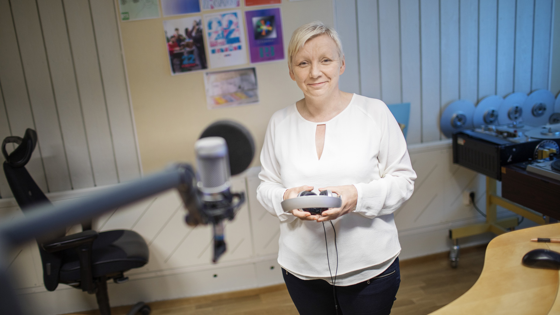 Karen Eira i studion på sameradion i Umeå.