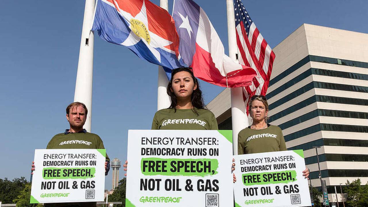 Greenpeace-aktivister utanför Dallas City Hall i protest mot oljejätten Energy Transfers stämning på 300 miljoner dollar.