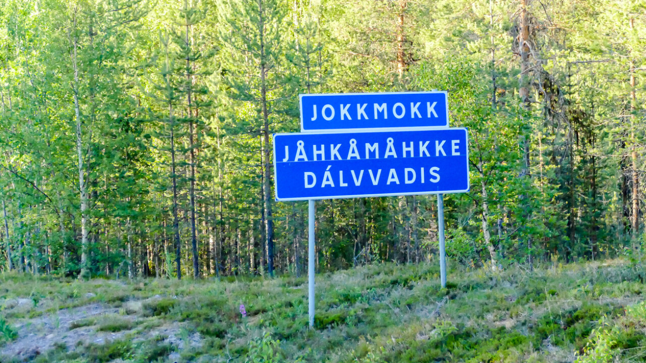 Skylt med ortsnamnet Jokkmokk på svenska och samiska.