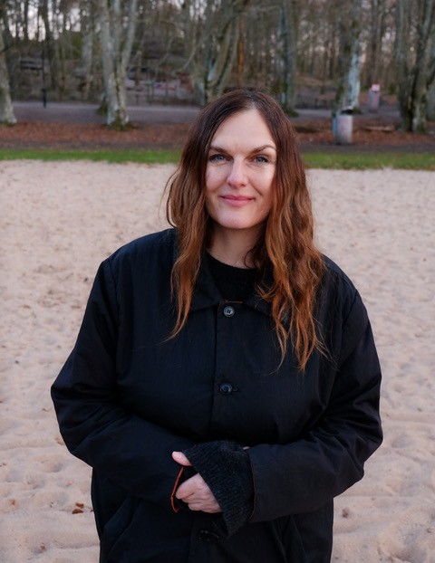 Marie Steen, arkitekt och frilansjournalist, får Olle Bengtzon-priset 2025 för sitt arbete inom samhällsreportage och stadsbyggnadsjournalistik.
