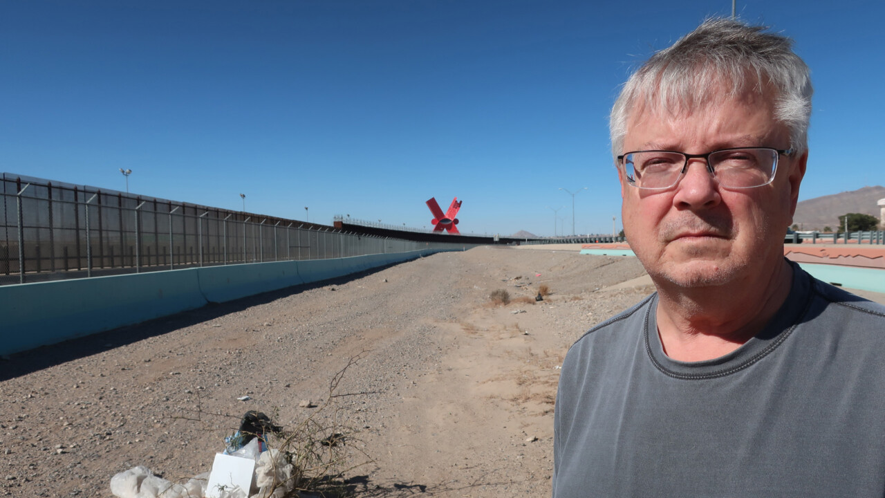 El Paso Matters grundare Robert Moore vid muren mellan USA och Mexiko.