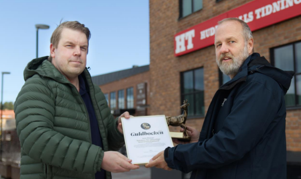 Jens Nylander tar emot priset från chefredaktören på Hudiksvalls tidning, MattiasGuander. "Kul! Jag har aldrig vunnit ett sånt här pris tidigare", säger Jens Nylander.