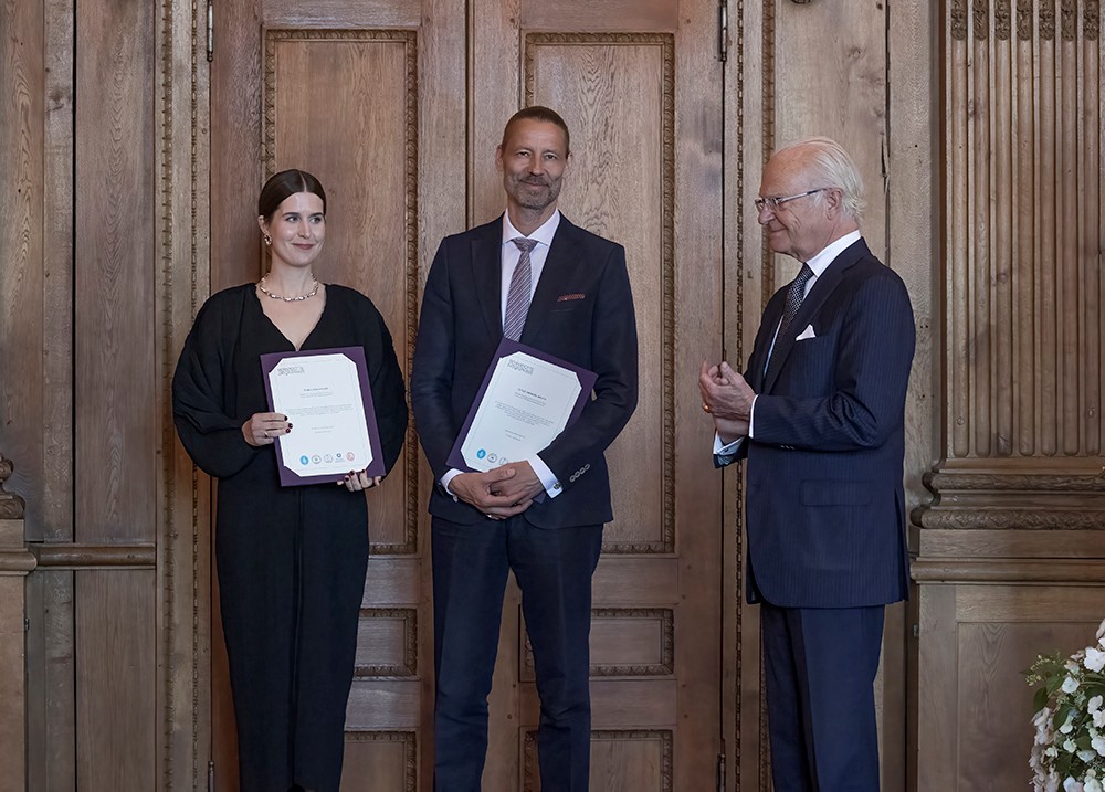 På bilden ovan ses Svenska Akademiens båda stipendiater, författaren Peter Fröberg Idling och språkforskaren Maria Johansson, mottaga sina diplom ur H.M. Konungens hand.