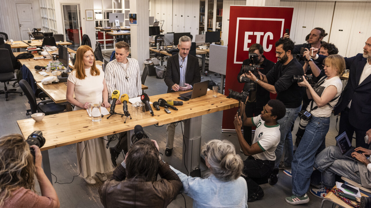 Sofie Axelsson och Joakim Medin under presskonferen på Dagens ETC:s redaktion med anledning av Medins hemkomst efter fångenskapen i Turkiet.