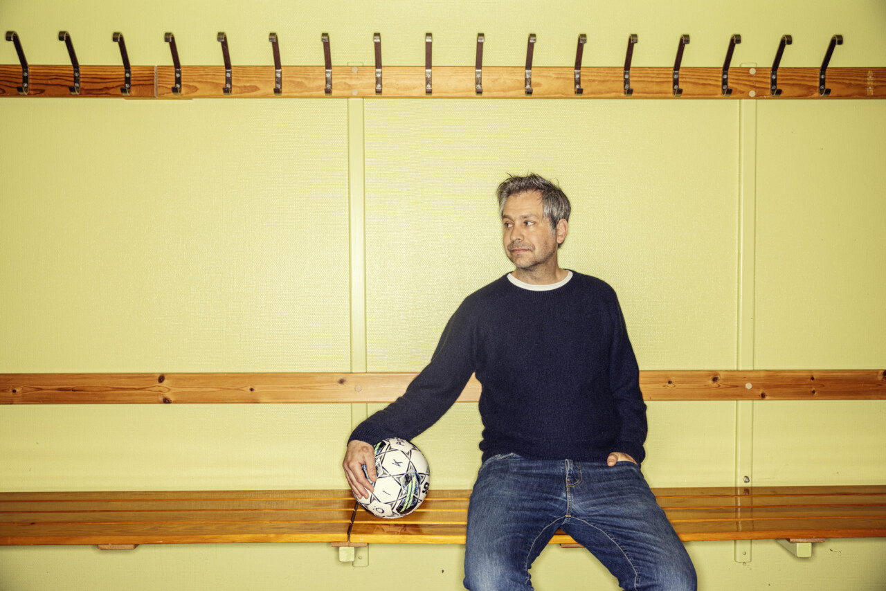 Johan Orrenius gillar omklädningsrumsestetik. I samma omklädningsrum vid Apelsinplan i västra Göteborg togs omslagsbilden till hans och Anders Bengtssons bok Klenoder, en samling reportage ur Offside (2022).