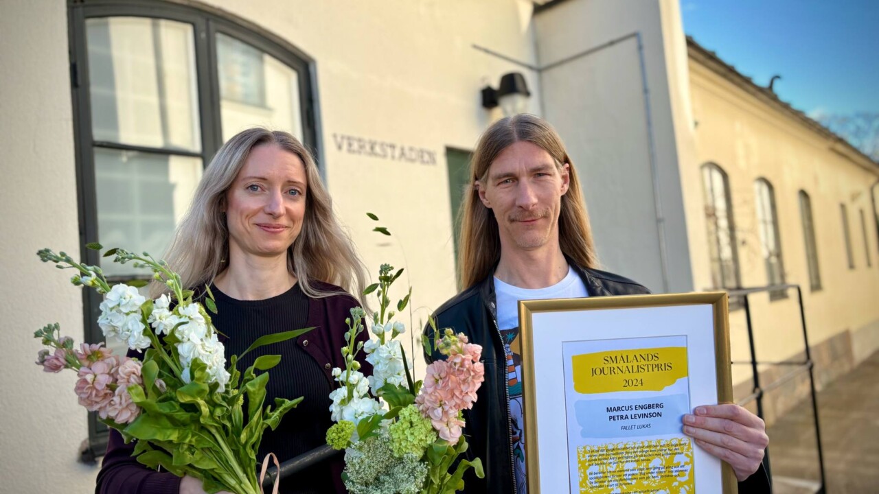 Petra Levinson och Markus Engberg på P4 Jönköping fick ta emot Smålands journalistpris 2024 på Hotell Fängelset i Västervik. 