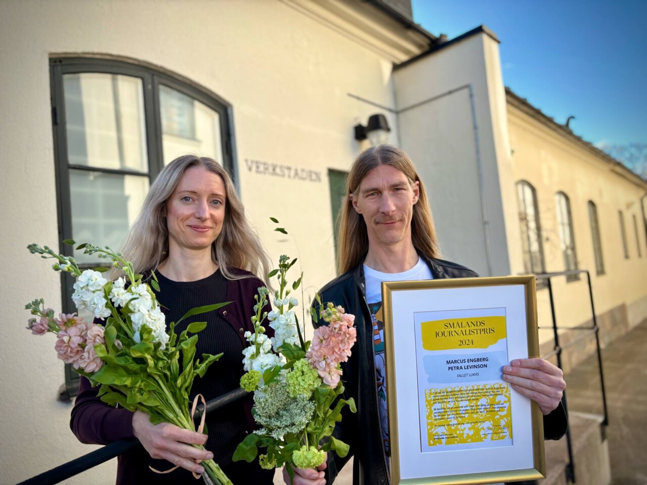 Petra Levinson och Markus Engberg på P4 Jönköping fick ta emot Smålands journalistpris 2024 på Hotell Fängelset i Västervik.