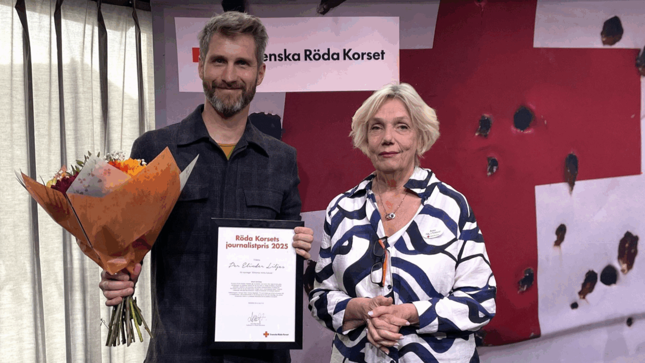 Per Elinder Liljas, vinnare av Röda Korsets journalistpris 2025 och Anna Hägg-Sjöquist, ordförande Svenska Röda Korset.