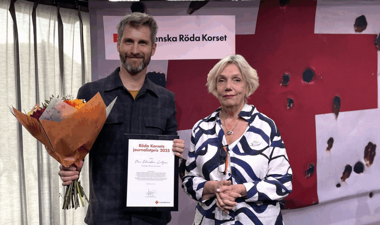 Per Elinder Liljas, vinnare av Röda Korsets journalistpris 2025 och Anna Hägg-Sjöquist, ordförande Svenska Röda Korset.