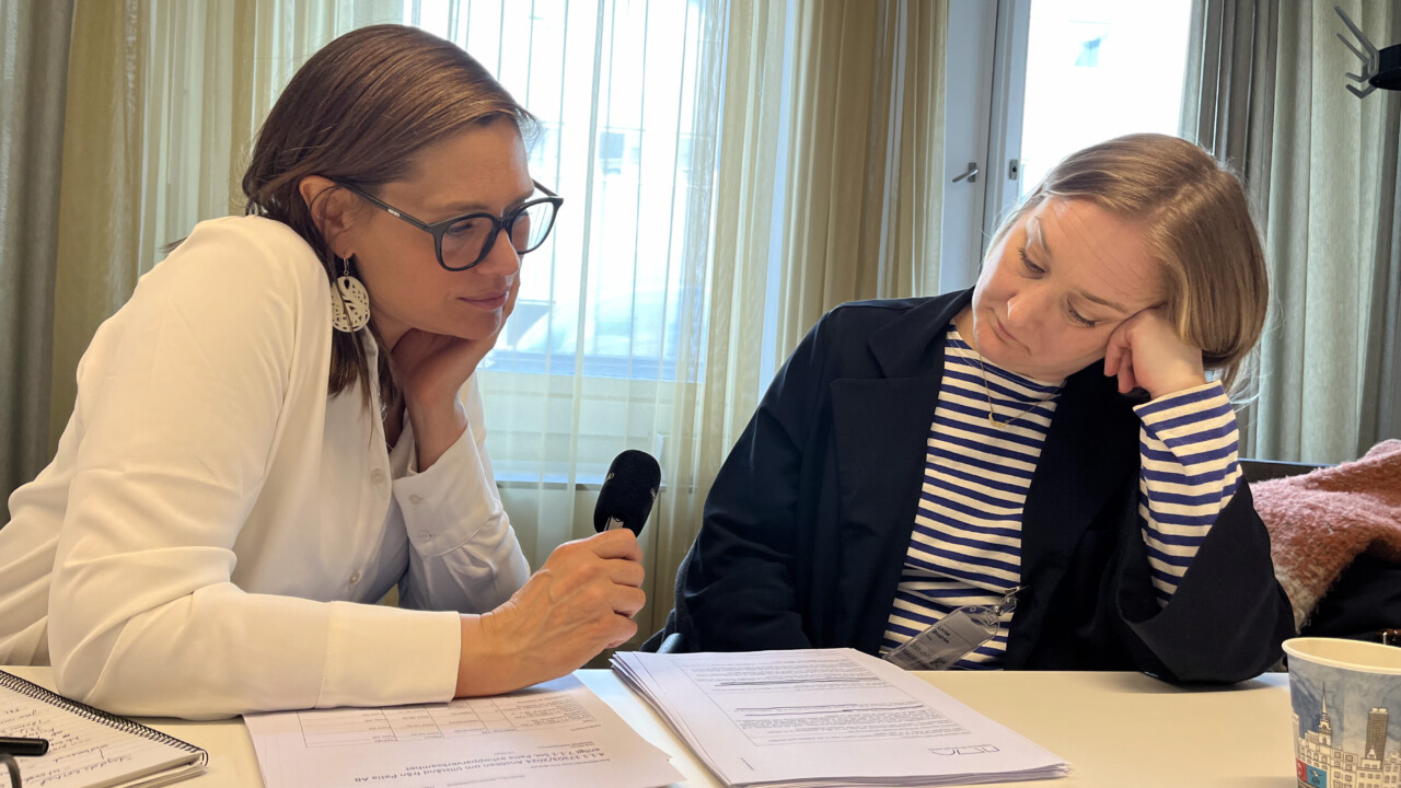 Ekots Maria Ridderstedt (t v) intervjuar socionomen Lovisa Broström, som menar att det finns stora luckor i Patias beskrivningar.