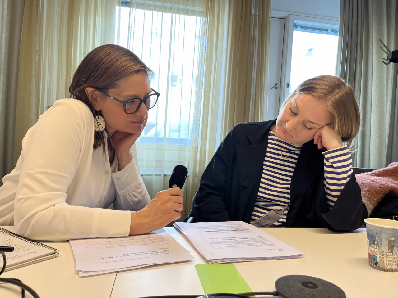 Ekots Maria Ridderstedt (t v) intervjuar socionomen Lovisa Broström, som menar att det finns stora luckor i Patias beskrivningar.