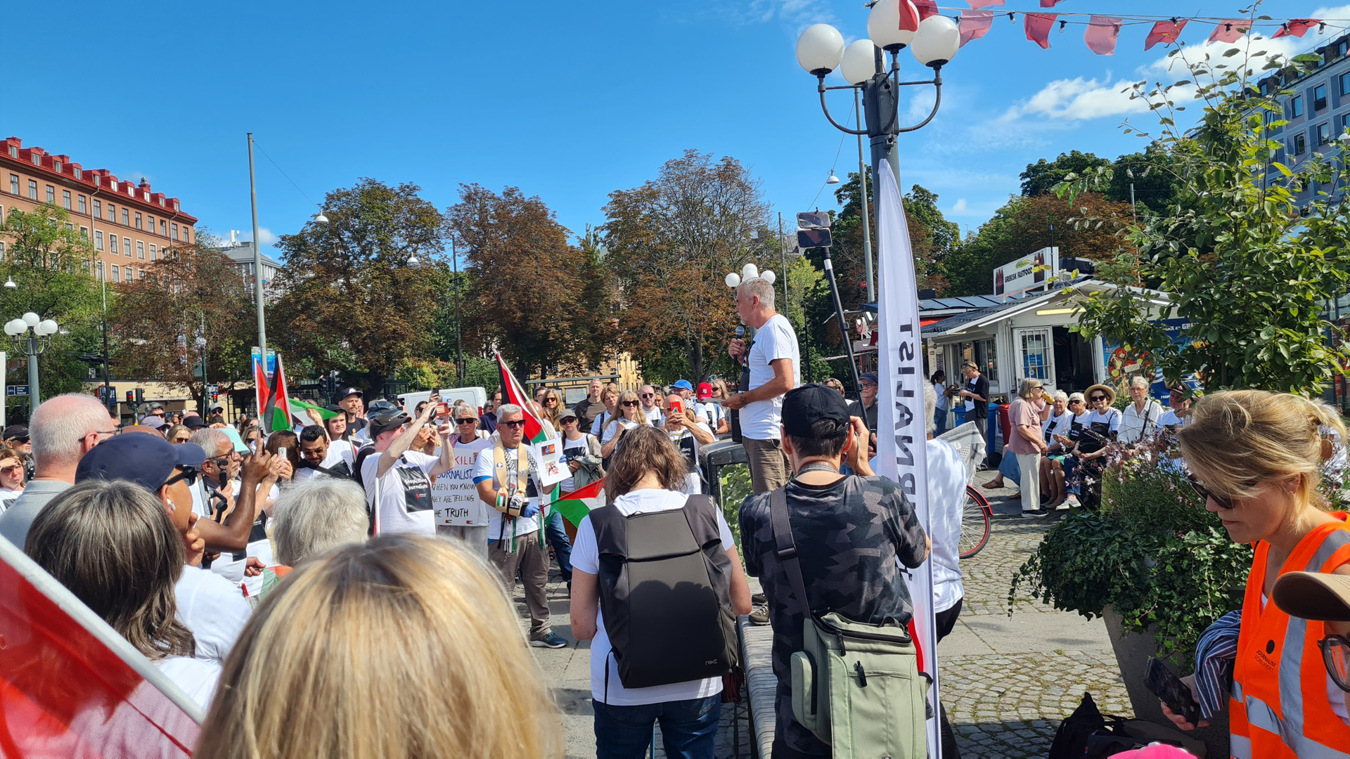 RSFs talesperson Erik Larsson var en av talarna under manifestationen för pressfrihet i Gaza.
