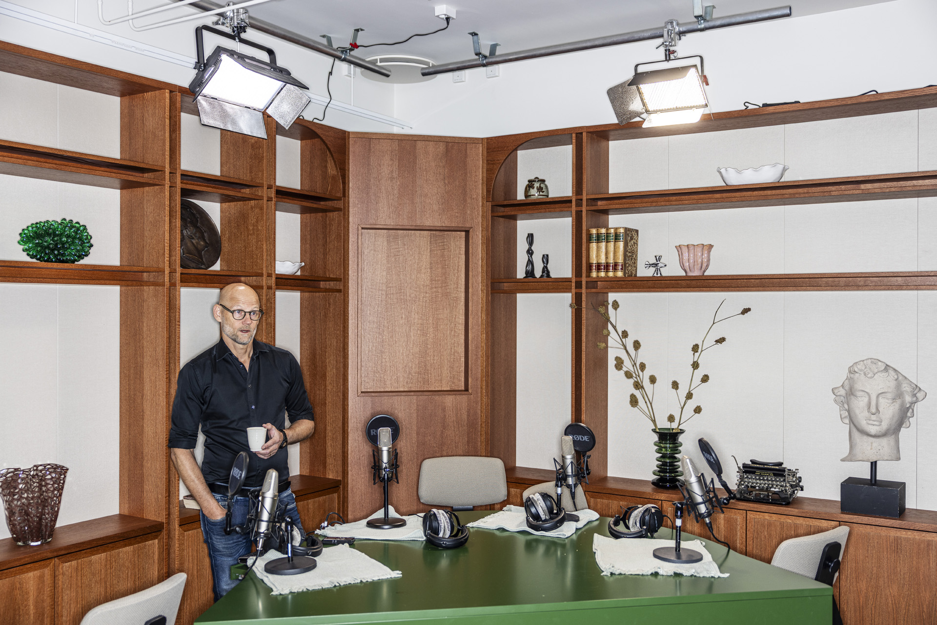 Chefredaktör Jörgen Huitfeldt i poddstudion.
