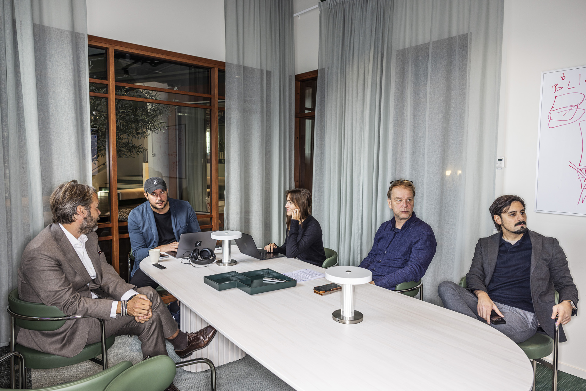 Kvartal Idag har morgonmöte. Från vänster: Magnus Alselind, Jesper Andersson, Ella Öfwerman, Kristian Åström och Christer El-Mochantaf.