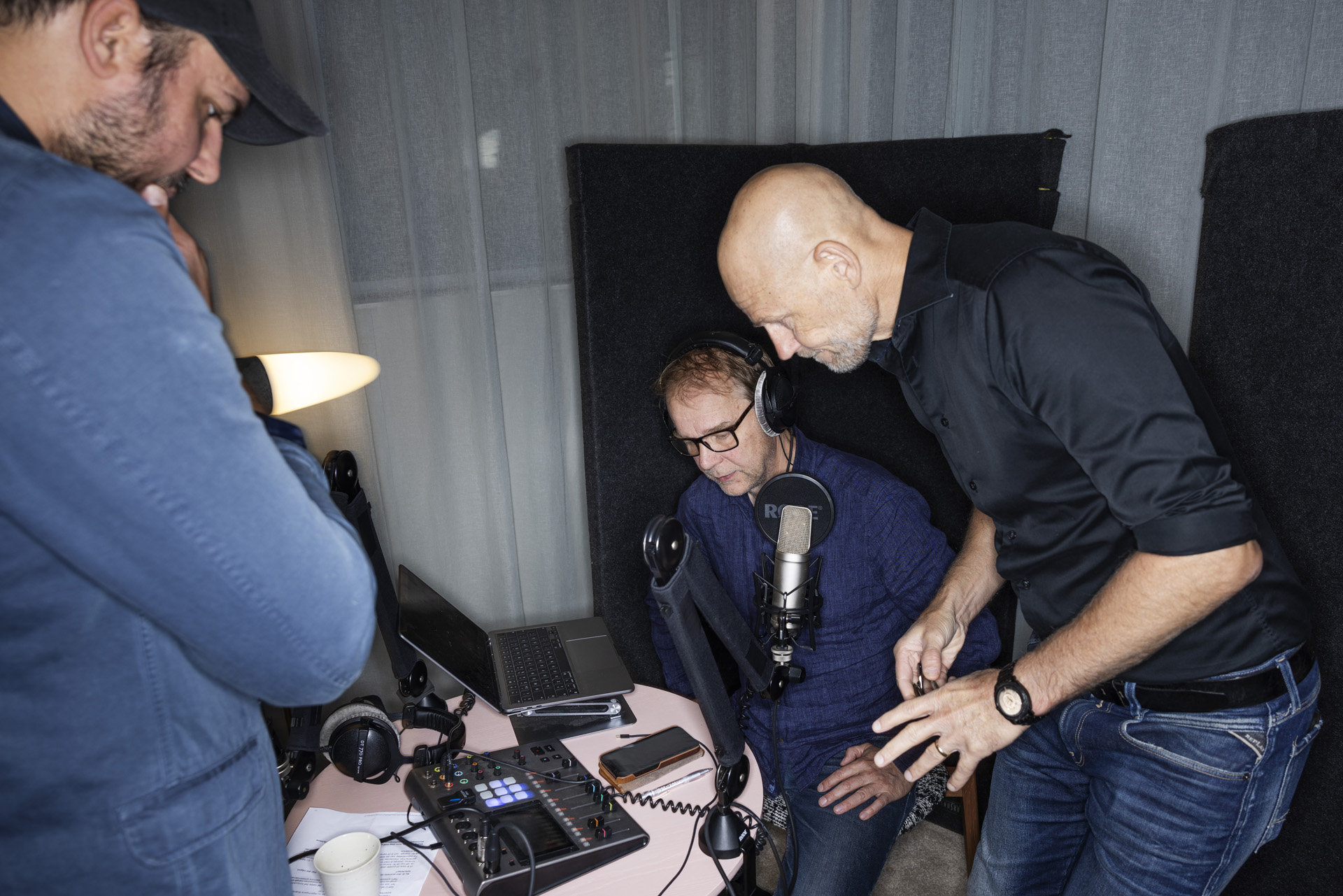 Chefredaktör Jörgen Huitfeldt får rycka in och hjälpa Kristian Åström med inspelningen av en telefonintervju när teknik strular. Reporter Jesper Andersson finns också med i rummet.