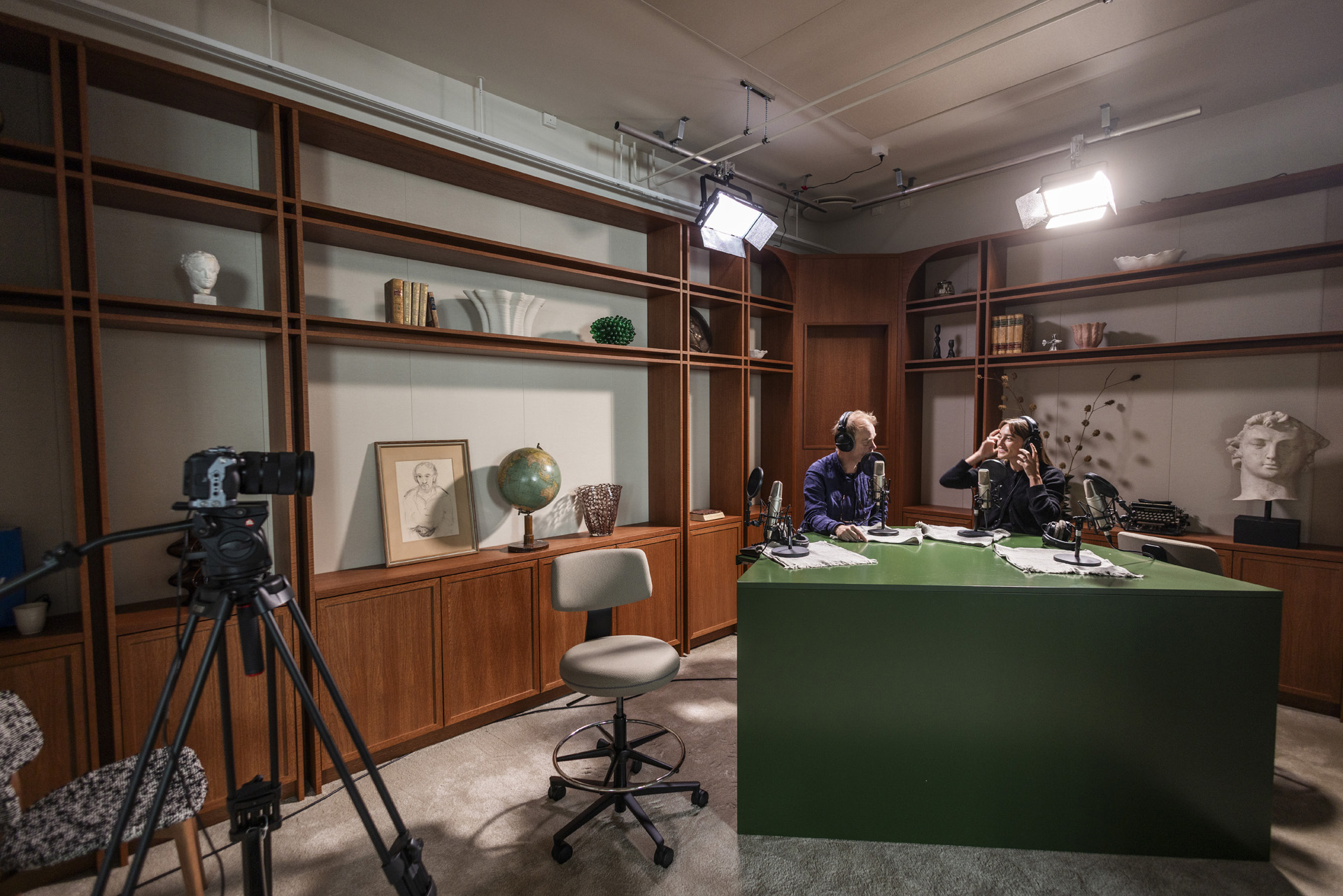 Kristian Åström och Ella Öfwerman i poddstudion.