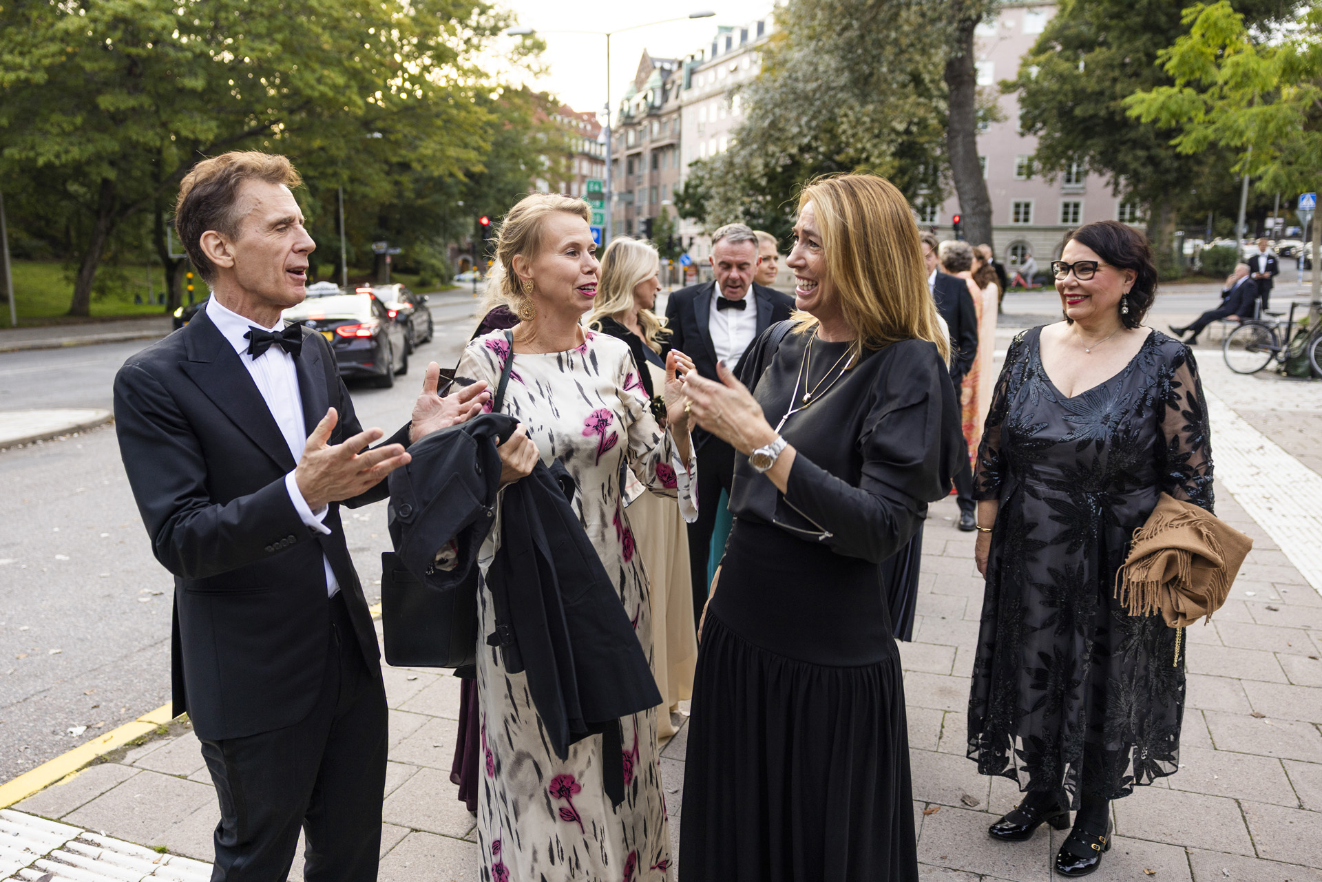 Författaren David Lagercrantz, SVT:s VD Anne Lagercrantz i samtal i kön till röda mattan.