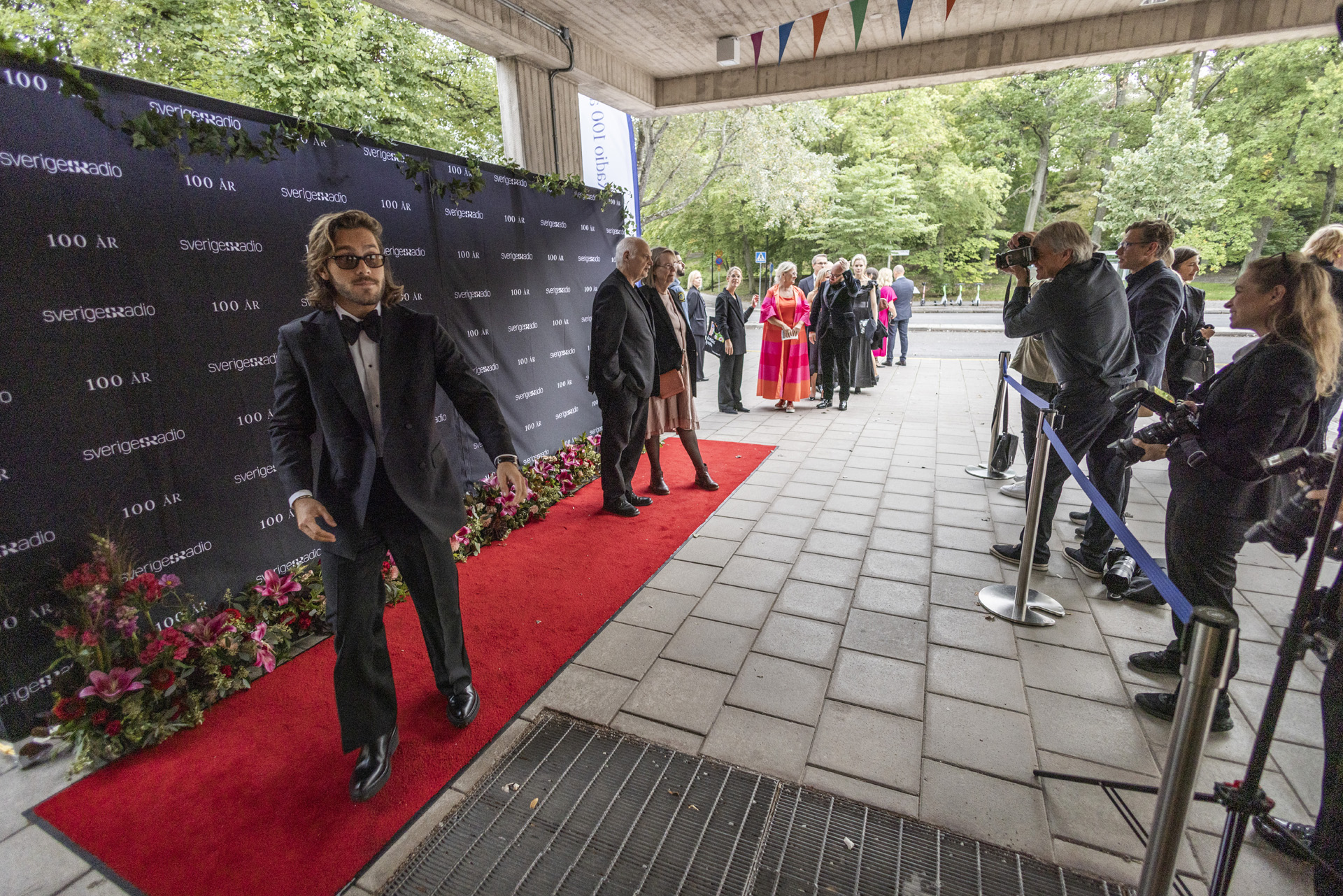 Benjamin Ingrosso och Göran Greider med frun Berit Greider på röda mattan.