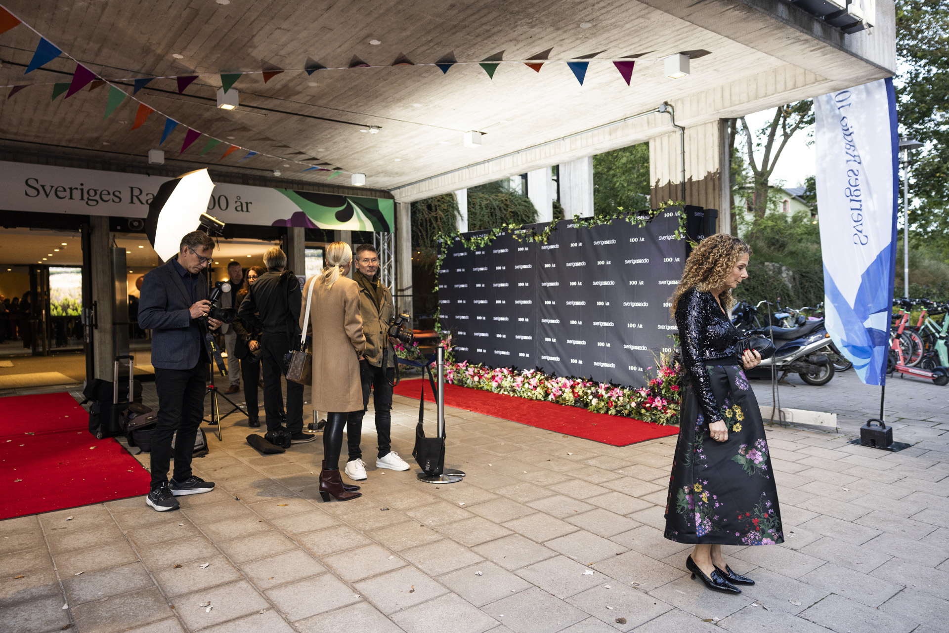 Sveriges Radios VD Cilla Benkö och fotograferna väntar på att kungaparet ska anlända.