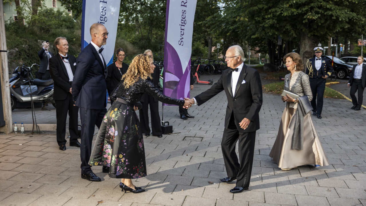 Kungaparet välkomnas av SR:s VD Cilla Benkö och SR:s styrelseordförande Johan Sidenmark.