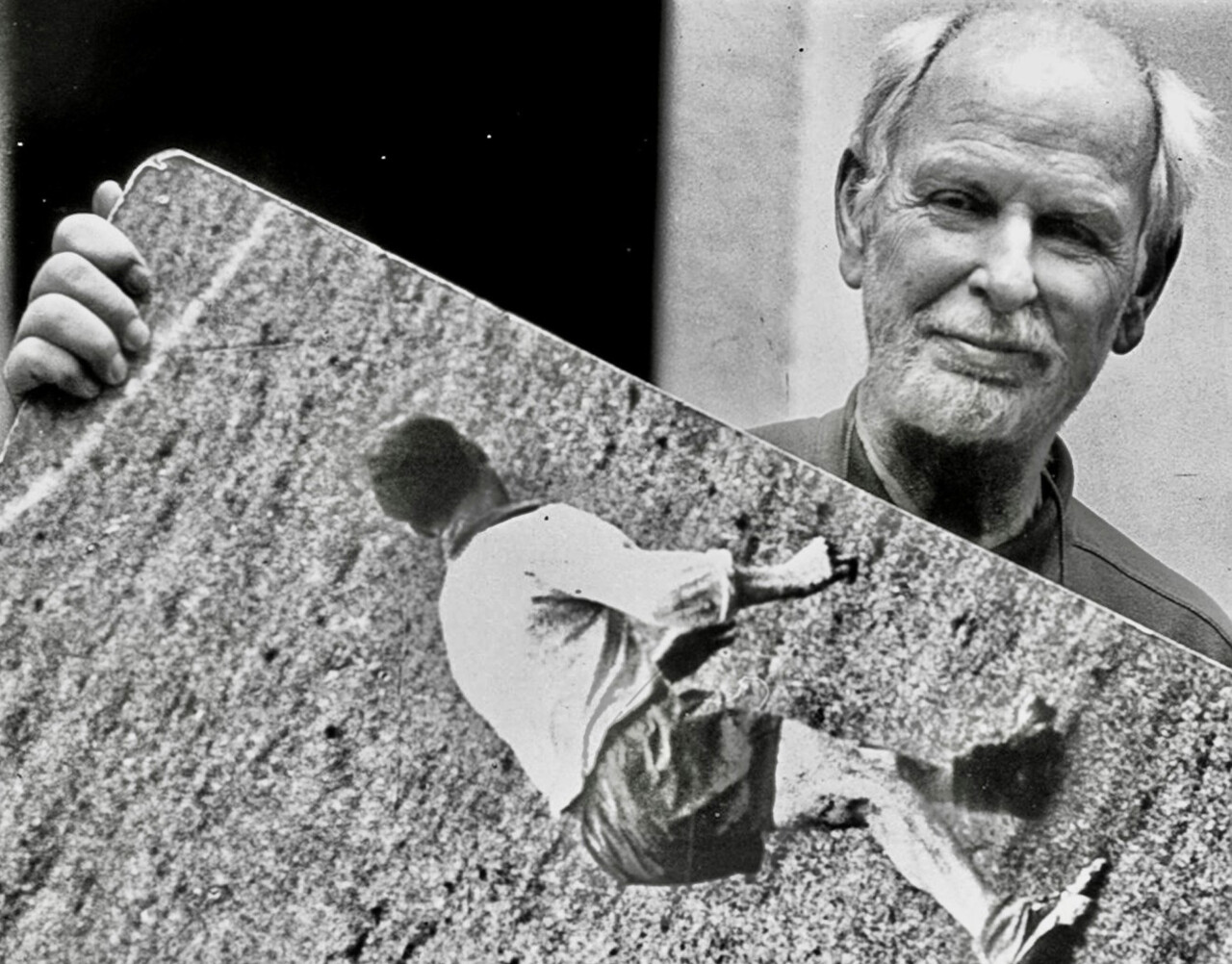 Anders Engman fotograferad av Claes Funck 2004 med sin fotbollsbild från1958.