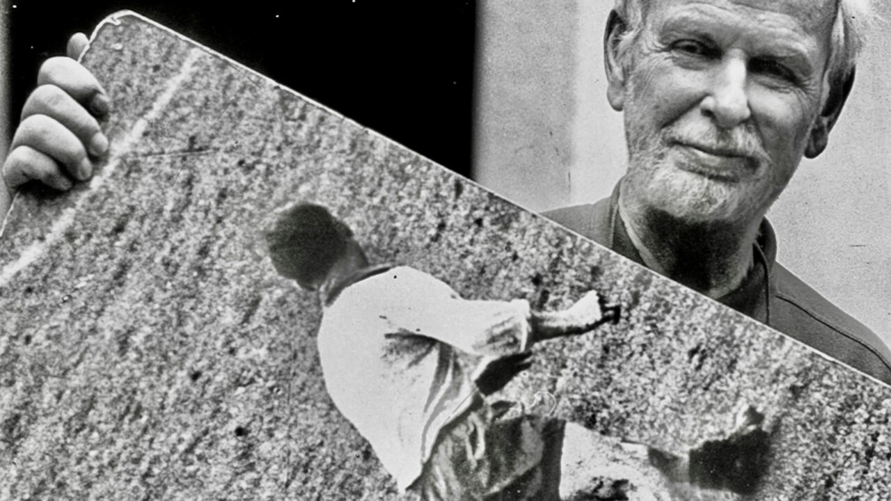 Anders Engman fotograferad av Claes Funck 2004 med sin fotbollsbild från1958.