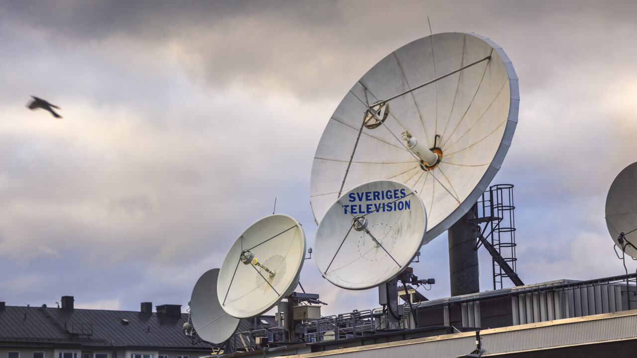 Parabolantenner på TV-husets tak.