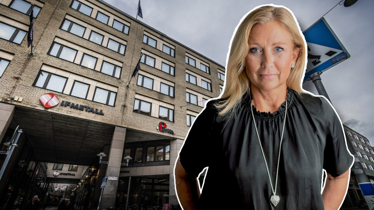 Eva Burman, chefredaktör Dagens Arbete framför redaktionen på Olof Palmes gata 11 i Stockholm. Bilden är ett montage.