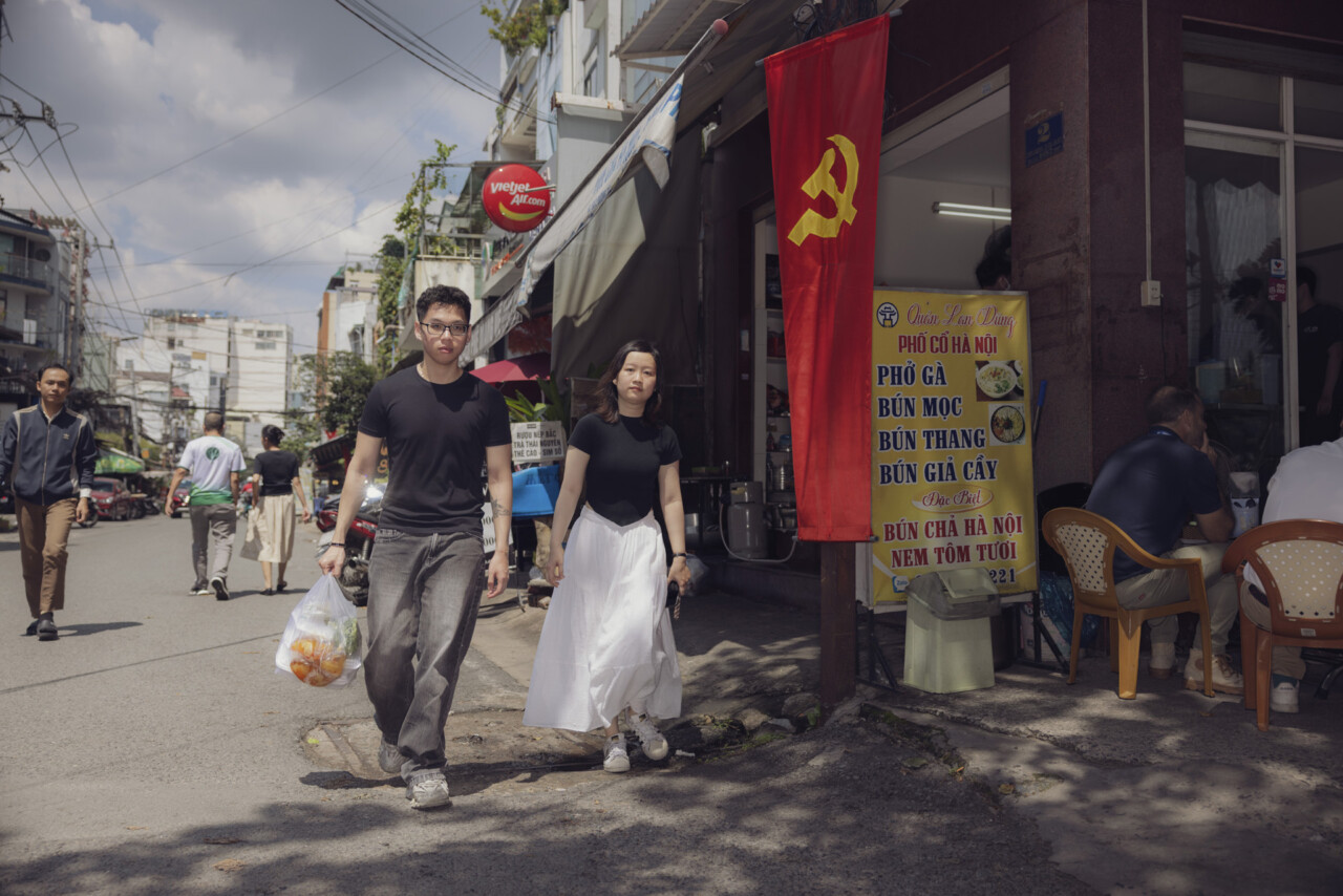 Layoutarna Huy Truong och Que Anh Luong har handlat lunchmat på en restaurang i Saigon och är på väg tillbaka till Inbolds kontor, dit Expressen vill utlokalisera tidskriftsredigeringen.