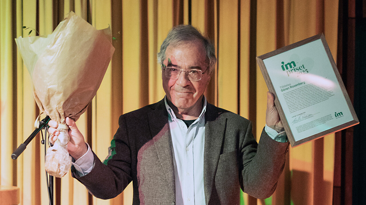 Göran Rosenberg vann årets IM-pris och prisades med diplom och blombukett 2025.