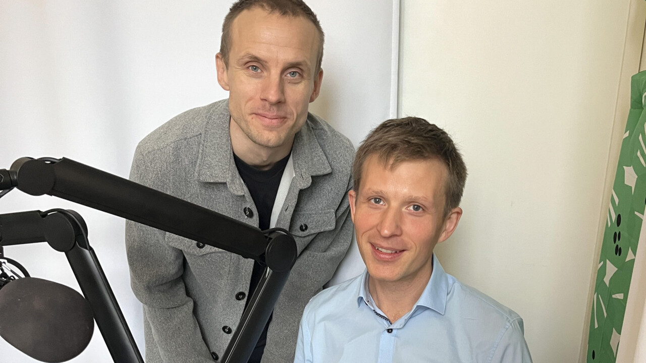 Hugo Lindkvist och Kristoffer Örstadius i Journalistens poddstudio.