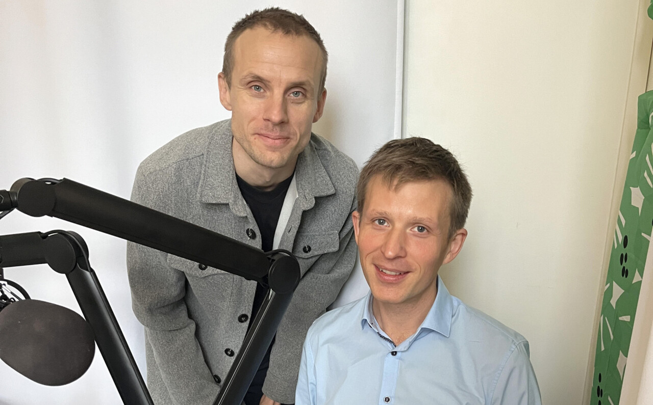 Hugo Lindkvist och Kristoffer Örstadius i Journalistens poddstudio.