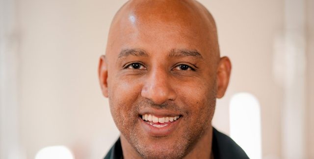 Mohamed El Abed är manusförfattare, dramatiker, poddentreprenör och en av grundarna till byrån Soundtelling