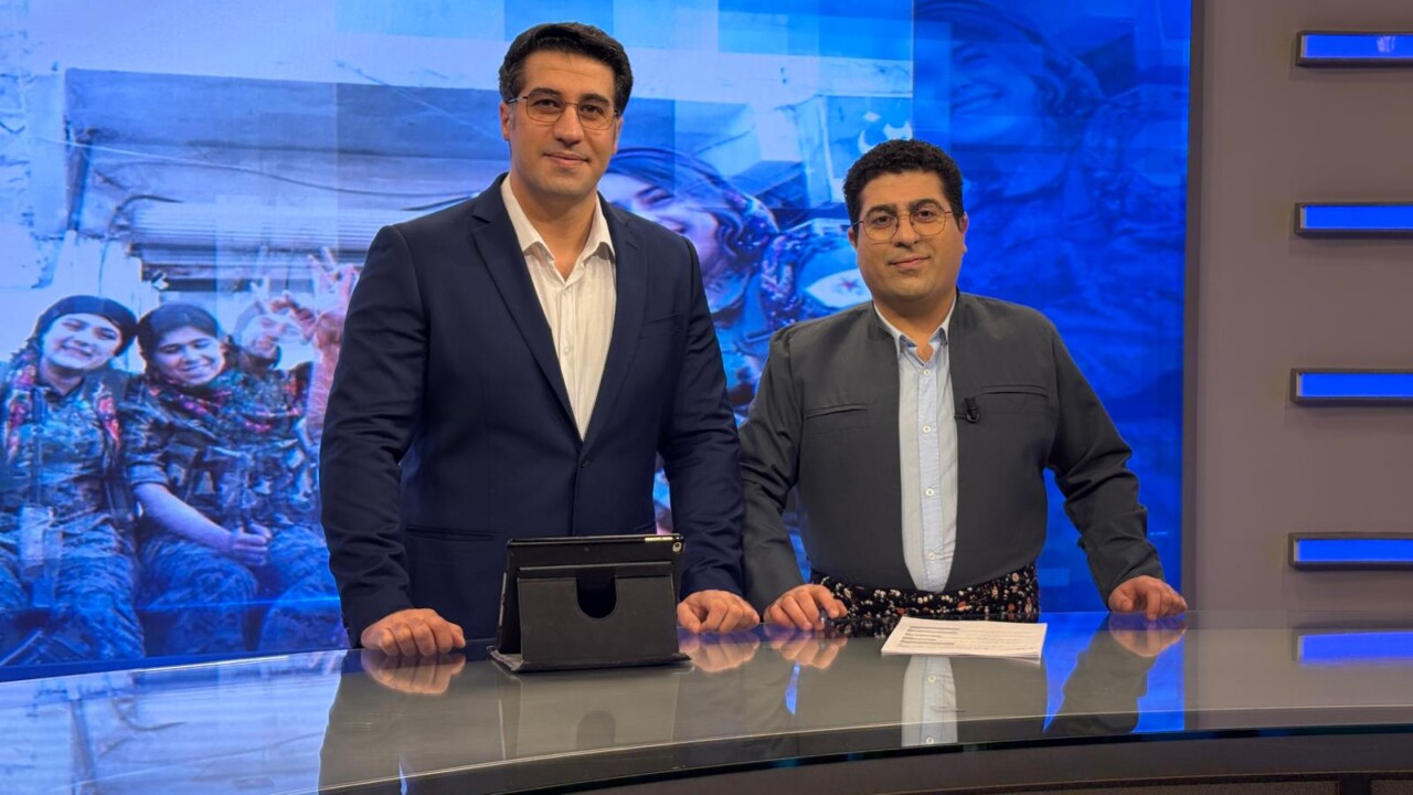 Lavan Mohammadi och Fariborz Reza i Aryen TV:s studio i Stockholm.