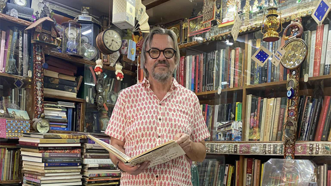 Årets FUF-pristagare David Isaksson i en bokhandel i Ahmedabad i Indien.
