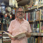 Årets FUF-pristagare David Isaksson i en bokhandel i Ahmedabad i Indien.