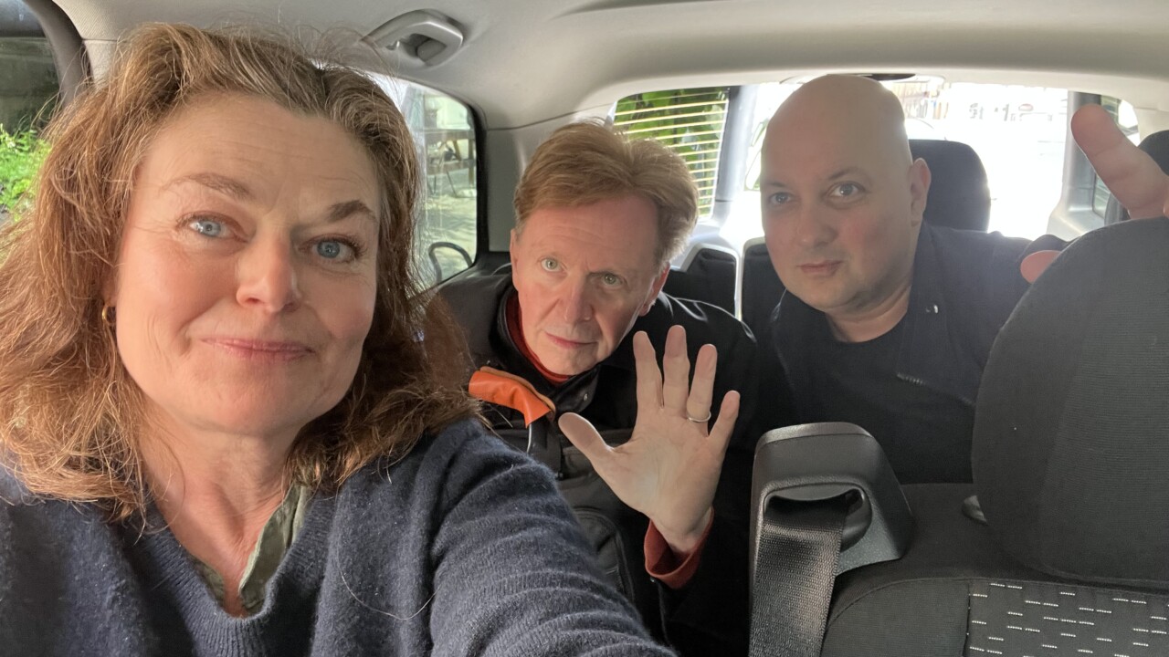 En selfie med gruppen Devos grundare Gerald Casale och gitarristen Josh Hagar på Way out west i Göteborg 2023, när Anna-Karin Ivarsson var på klimatmöte. ”Några autografkillar utanför mitt hotell tipsade om att de två satt i bilen och väntade på resten av gänget på väg till flygplatsen.”