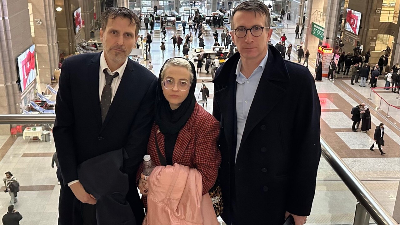 Johan Taubert, TU, Victoria da Silva, Journalistförbundet och James Savage, Sveriges tidskrifter, på plats i domstolsbyggnaden i Istanbul i januari 2026.