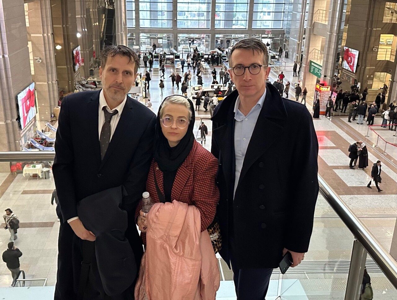 Johan Taubert, TU, Victoria da Silva, Journalistförbundet och James Savage, Sveriges tidskrifter, på plats i domstolsbyggnaden i Istanbul i januari 2026.