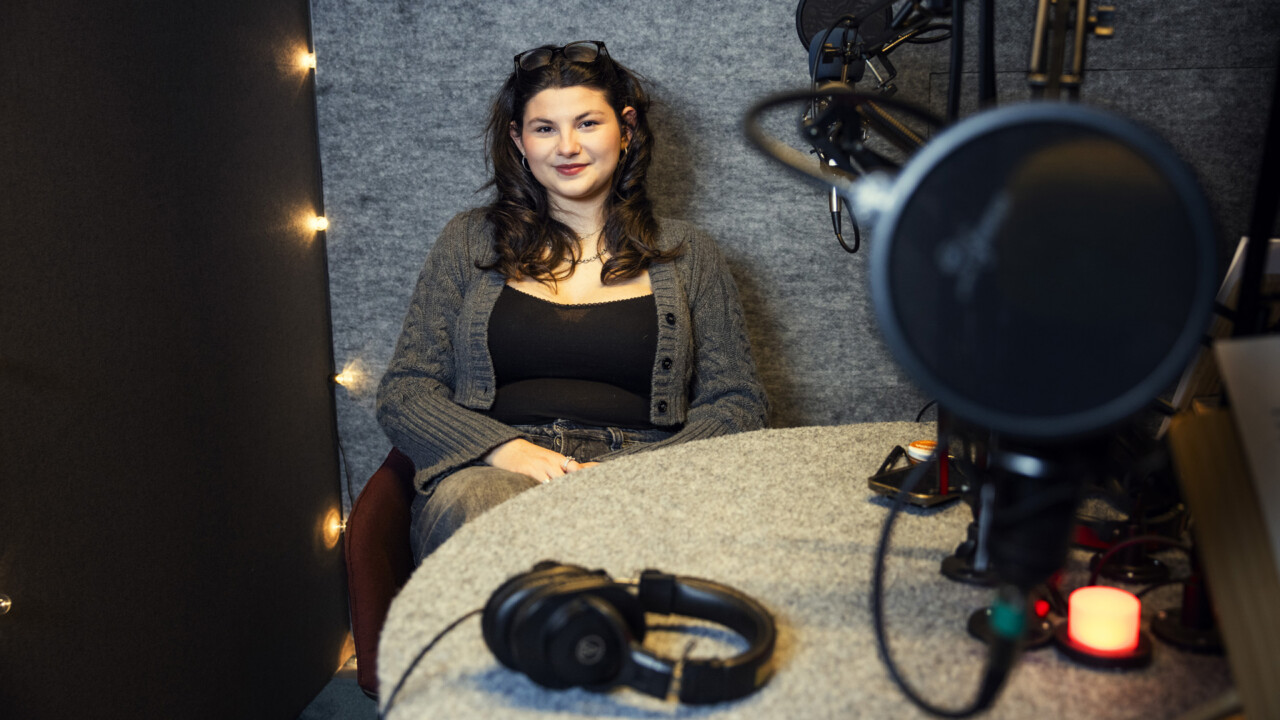 Silvia Jakowicz, programledare för nya SR-podden Vorbisaras i Umami Produktions studio.