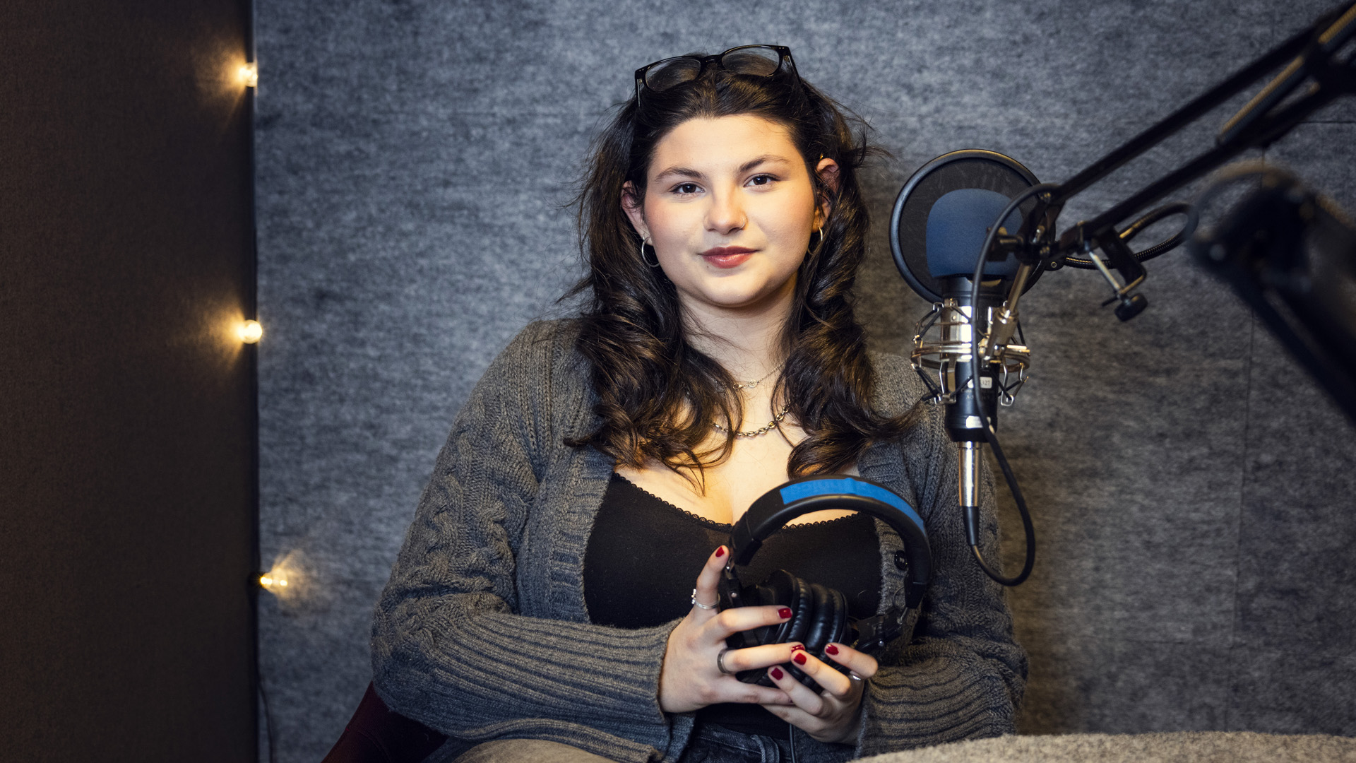 Silvia Jakowicz, programledare för nya SR-podden Vorbisaras i Umami Produktions studio.
