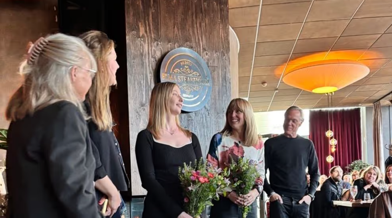Caroline Slotte och Maja Tengnér på SVT Västmanland vann priset Årets granskning för ”De bältade barnen”. Expressens chefredaktör Klas Granström är juryns ordförande.