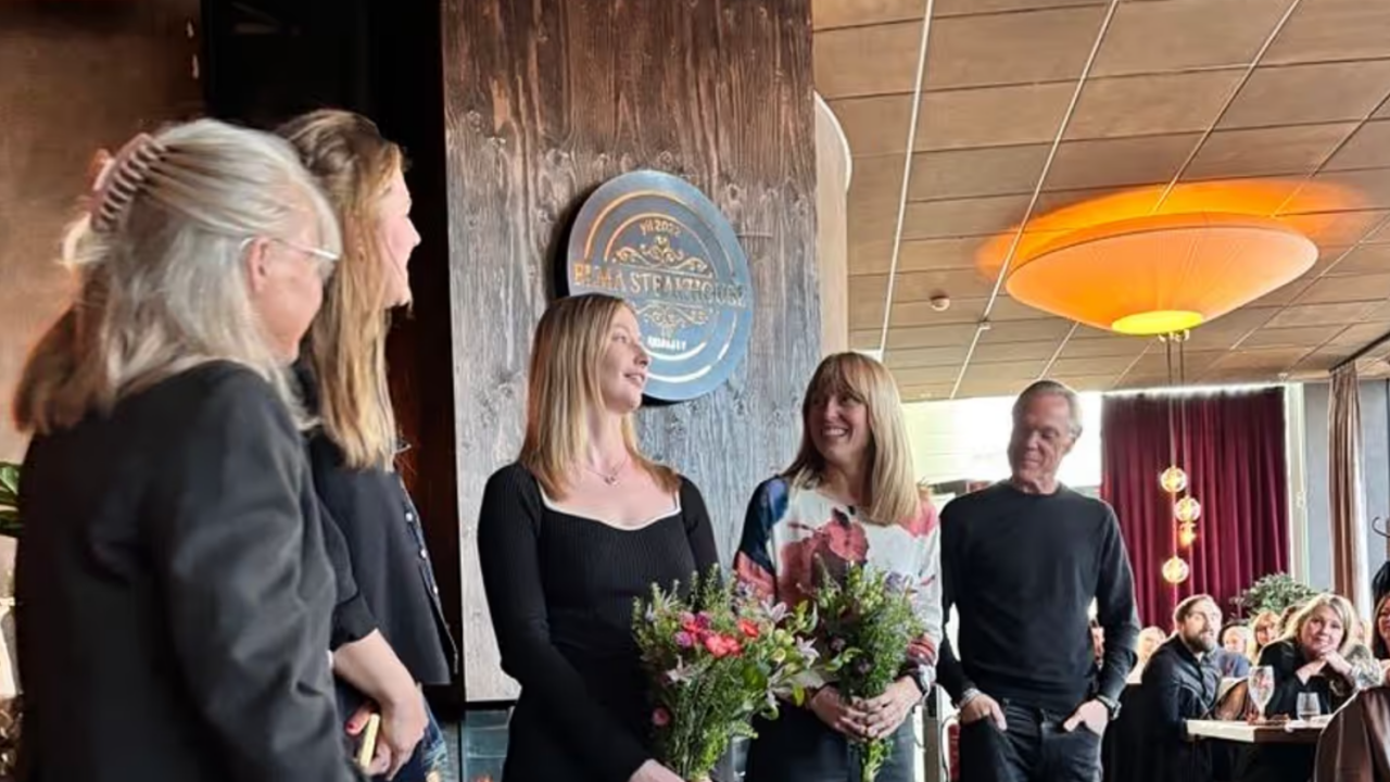 Caroline Slotte och Maja Tengnér på SVT Västmanland vann priset Årets granskning för ”De bältade barnen”. Expressens chefredaktör Klas Granström är juryns ordförande.