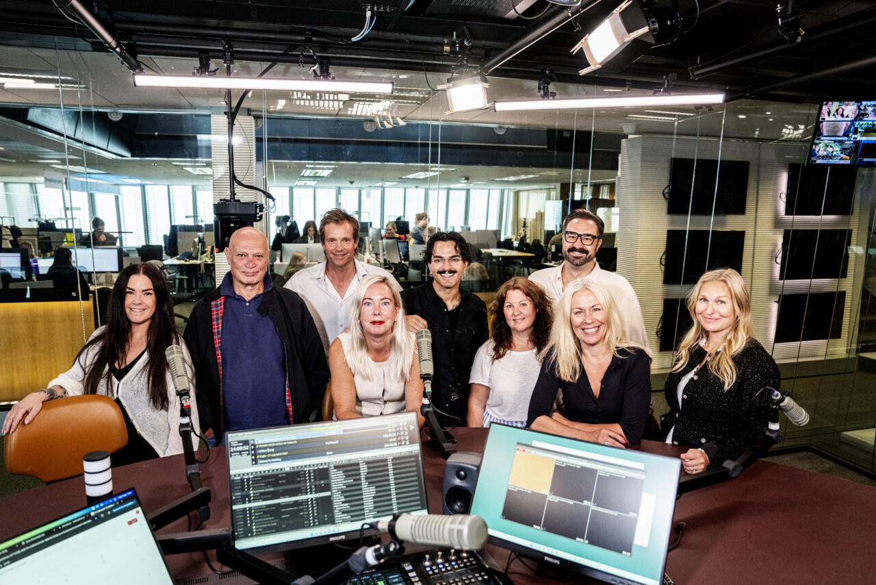 Några av rösterna som kommer att leda Radio Aftonbladets lyssnare genom nyhetsdagen: (från vänster) programledarna Martina Thun, Robert Aschberg, Henrik Johnsson, Linda Hjerten, Alex Letic och Jenny Ågren, nyhetsinsittare Fredrik Hilmered, programledare Maria Bjaring och nyhetsinsittare Olivia Elander.